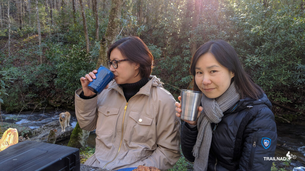 Breakfast by the river